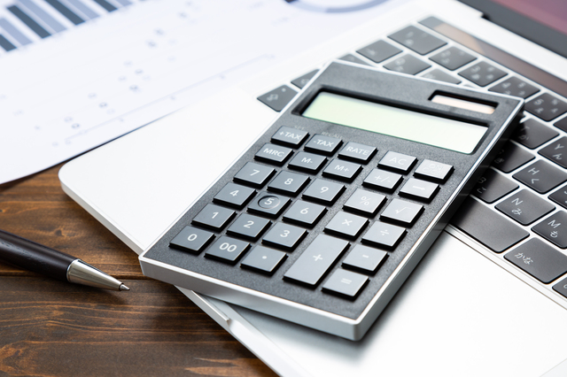 電卓と書類の写真
