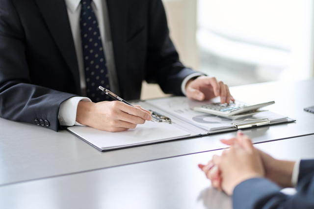 電卓と書類の写真